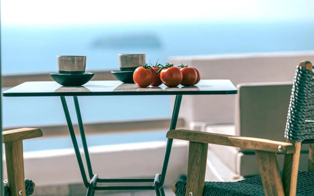 Luxury villa in Megalochori Santorini with Jacuzzi
