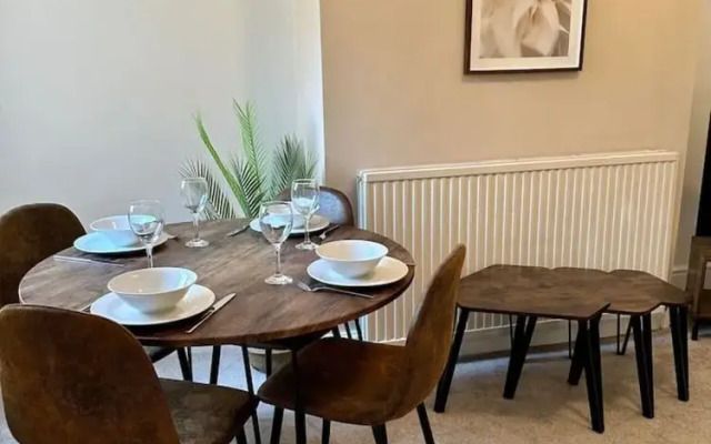 Three Bedroom Home Manchester sleeps 9