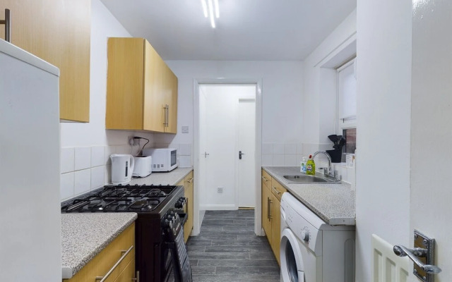 Lovely! 2-bed House Located in Soke - on - Trent