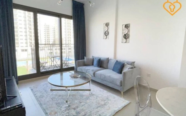 Una Modern Studio Town Square