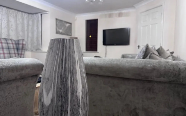 Spacious 4Bd House With Character In Coventry