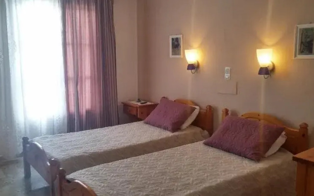 Vrohaki Studios & Rooms