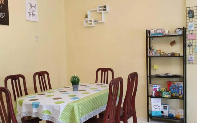 Colourful homestay - (near jeti sky mirror)