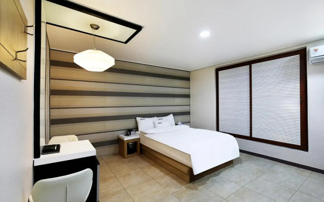 White Tourist Hotel