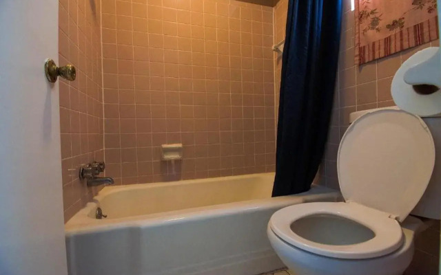 OYO Hotel Calhoun, GA I-75