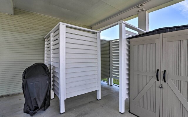 Walk to Galveston Beach: Pet-friendly Home