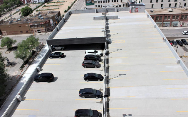 Luxury skyline condo in downtown FREE 24/7 parking