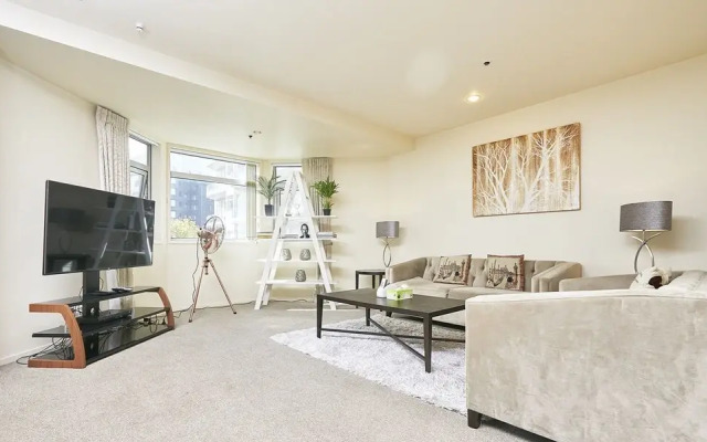 QV Spacious Bright Apartment with Balconies and Parking - 932