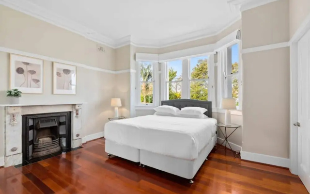 Huge Harbour View Apartment In Historic Home – Guest Rooms – Sydney