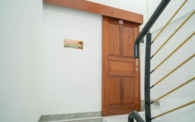 RedDoorz near Stasiun Senen