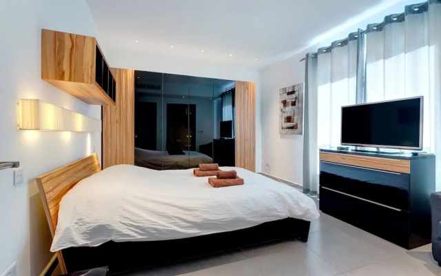 Seaview Apartment In Fort Cambridge, Sliema