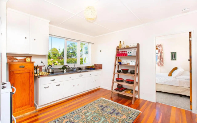 Lorenzen Bay Bungalow - Raglan Holiday Home