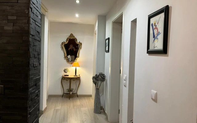 White & Grey House (39721/AL)