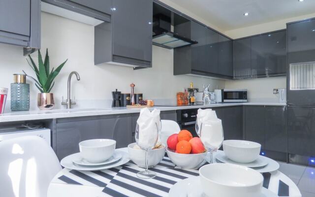 Tudors eSuites Birmingham Townhouse Private Garden Free Parking