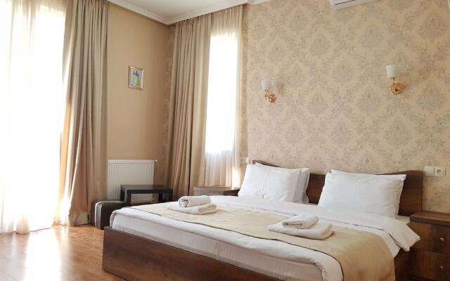 Gold Line Hotel