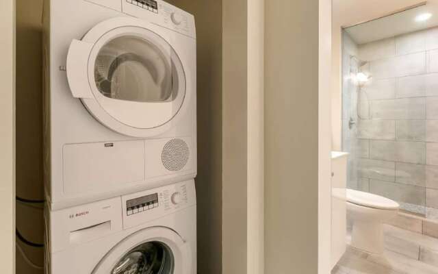 Spacious Modern Condo near French Quarter