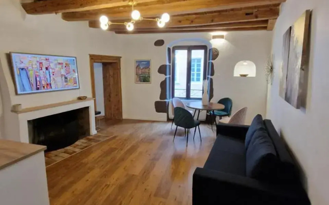 Elegant flat in old town, 2 mins walk to lake