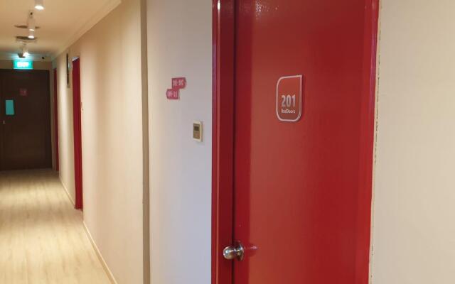 RedDoorz Hotel @ Geylang (SG Clean Certified)