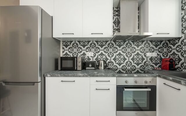 Elvira City Apartment