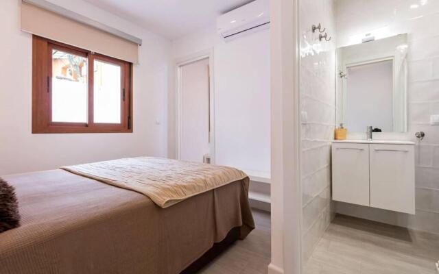 Castilla Triana Courtyard by Valcambre