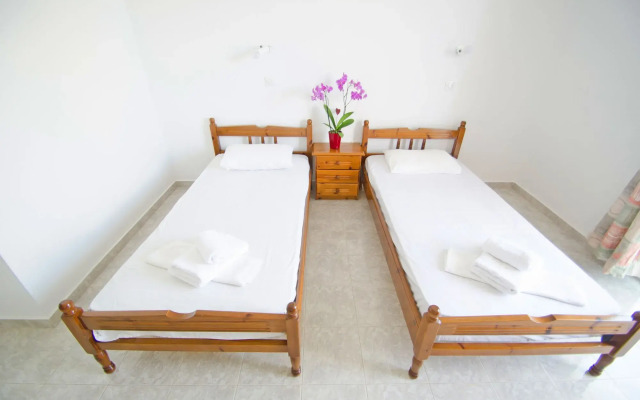 Chaplins Studios & Splash Pool Bar