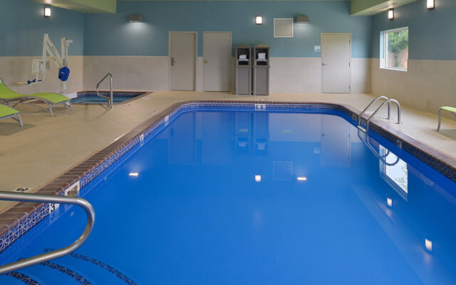 Holiday Inn Express & Suites Omaha - 120th and Maple by IHG