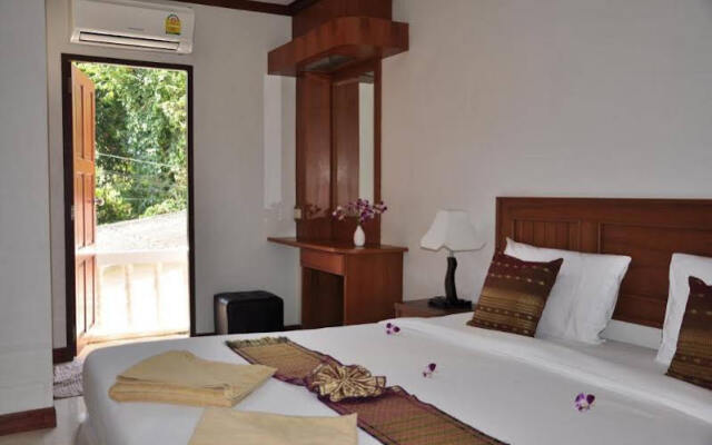 Baan Chayna Lounge Resort