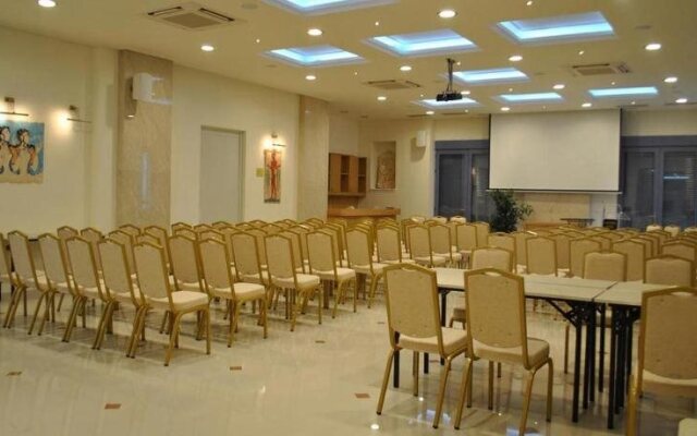 Saronis Hotel