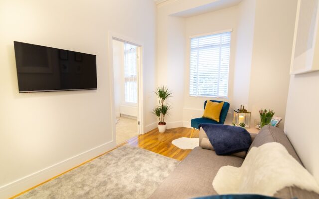 Central Plymouth Apartment By University