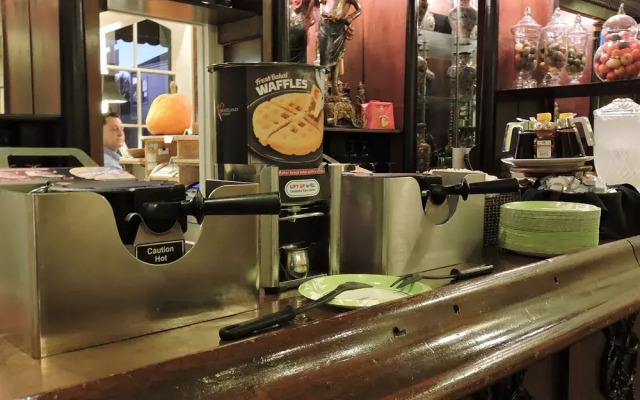 New Orleans Courtyard Hotel and Suites by the French Quarter