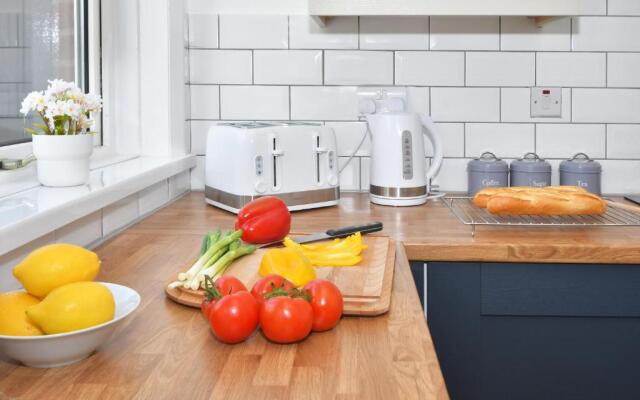 Orion House - sleeps 6, driveway, garden