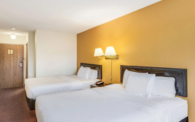 Econo Lodge Whitehall near Michigan's Adventure