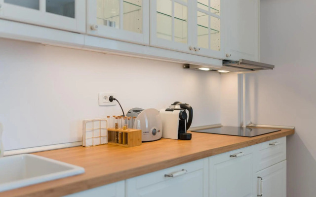 Central 1BR - city view + large balcony + Netflix