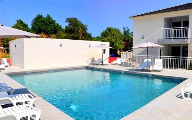 Seaside apartment with beach service
