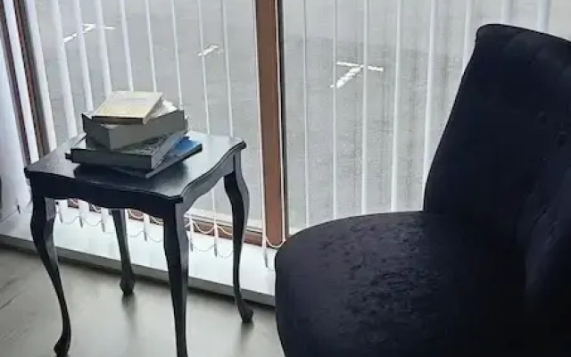 Bangor - 2 Bed Apartment- Sleeps 4 -privateparking