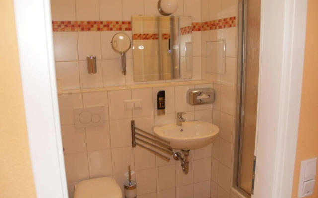 HappyGoLucky Hotel & Hostel