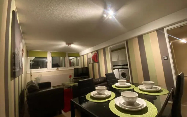 Victoria Centre Apartments in the Victoria Centre Shopping Centre - Nottingham City Centre - 24 hours access - Most Central Location, Lounge, Kitchen, Washing Machine, Netflix - Opposite the Hilton by Restaurants & Shops - "Cook as you would at Home"
