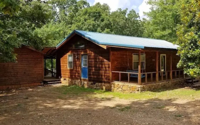 Wild Blue Yonder Cabin With Extra Studio Room, Hot Tub, Fire Pit in the Back Yard by Redawning