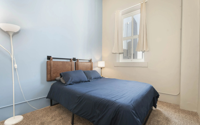 Bright and airy downtown loft! Great wifi!