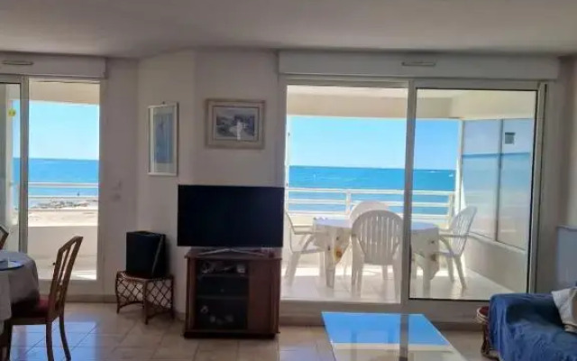 Nice 70m With Terrace In Front Of The Sea!