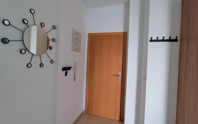 Apartamento con patio, piscina y parking privado
