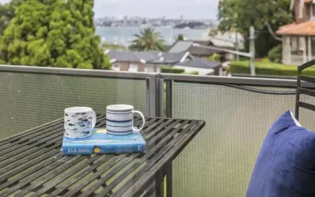 Summery, spacious 4 bed home in Kurraba Point