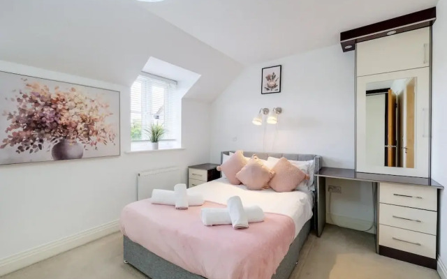 Foxherne 6 Bed & 3 Bath Serviced Hse -20