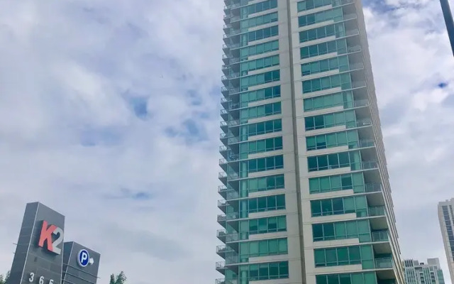 West Loop Luxe 2BR Balcony Skyline Views