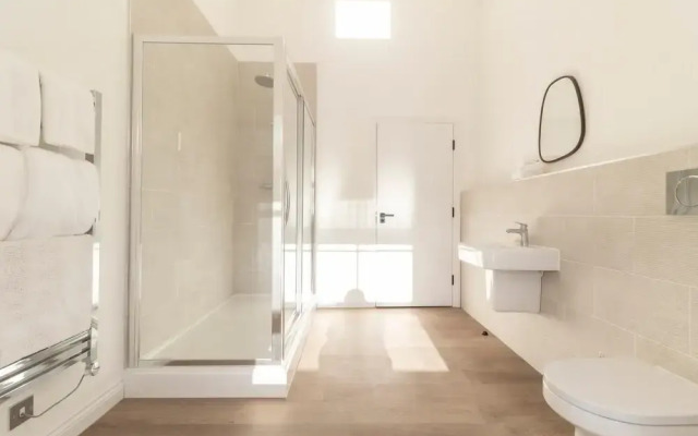 NEW Sleek & Stylish 2BD Flat - Heart of Haworth