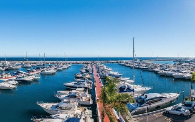 Puerto Banus first line with sea and Marina views
