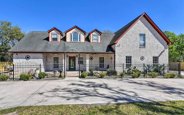 Waterfront Family Home w/ Patio in Hitchcock