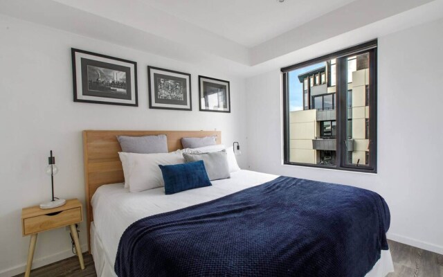 Beautiful 2BR APT With Balcony, Pool and Gym