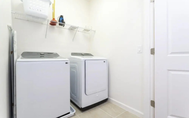 Amazing Large Home Near Parks