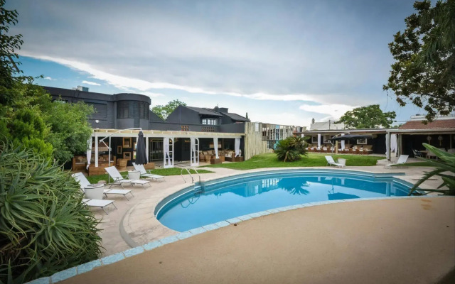 Onas Hostel & Suites